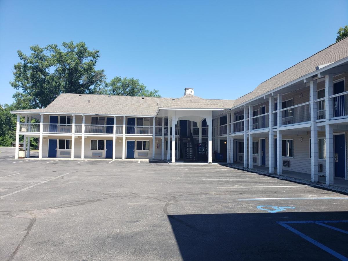 Travelodge By Wyndham Traverse City Mi Exterior foto