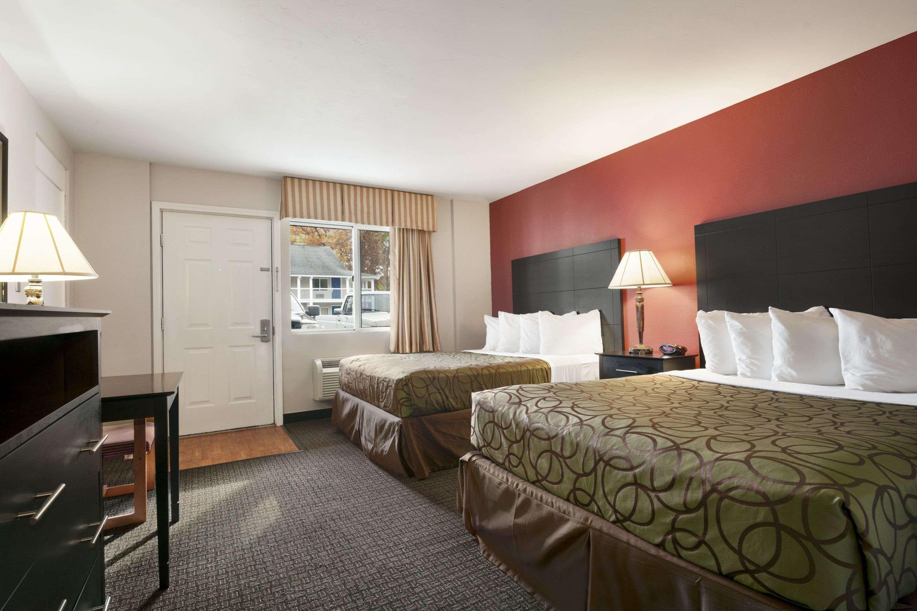 Travelodge By Wyndham Traverse City Mi Exterior foto