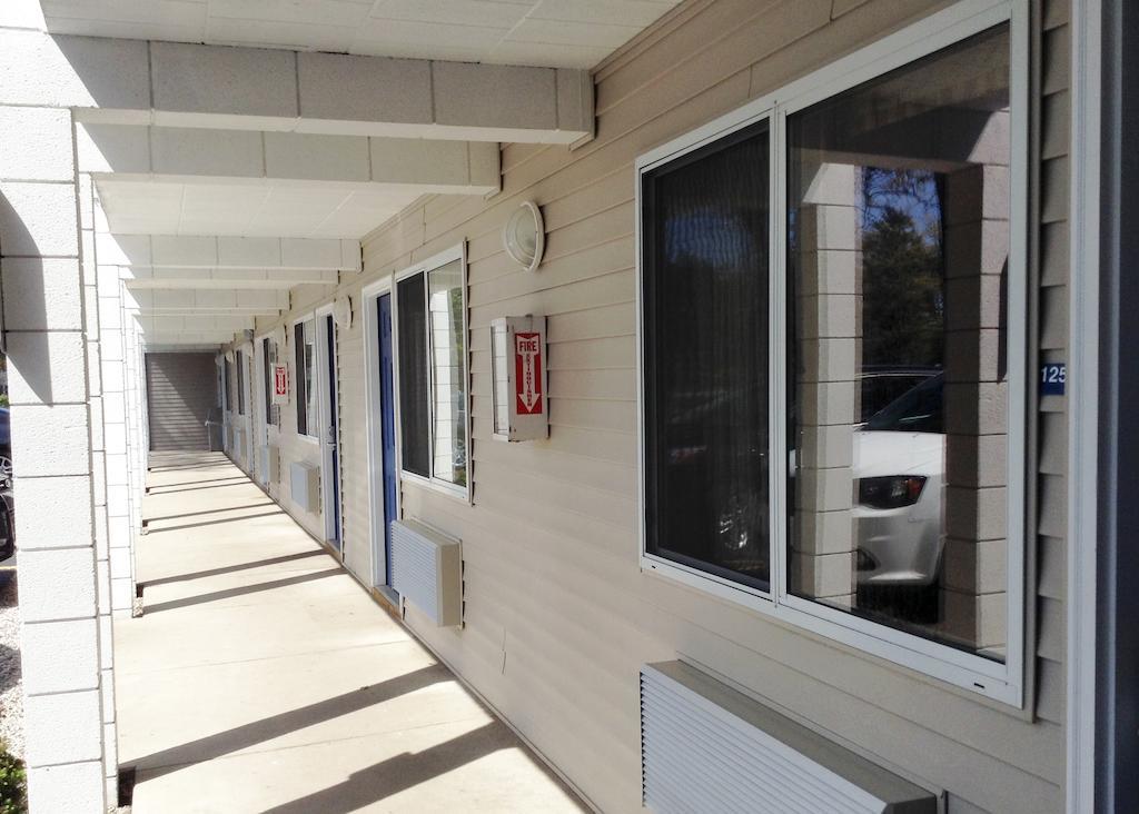 Travelodge By Wyndham Traverse City Mi Exterior foto