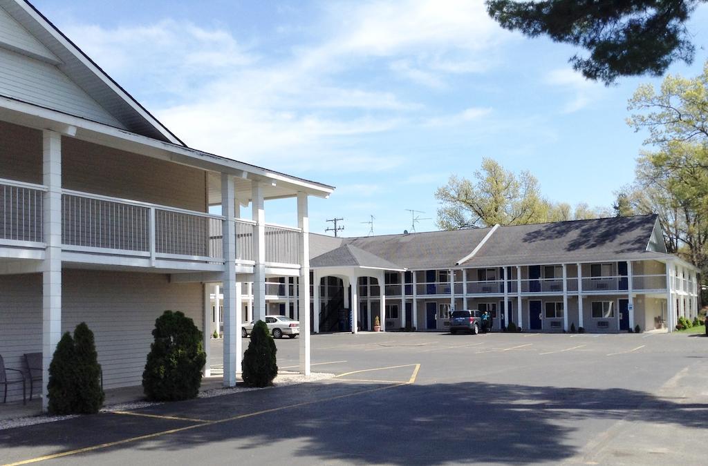 Travelodge By Wyndham Traverse City Mi Exterior foto